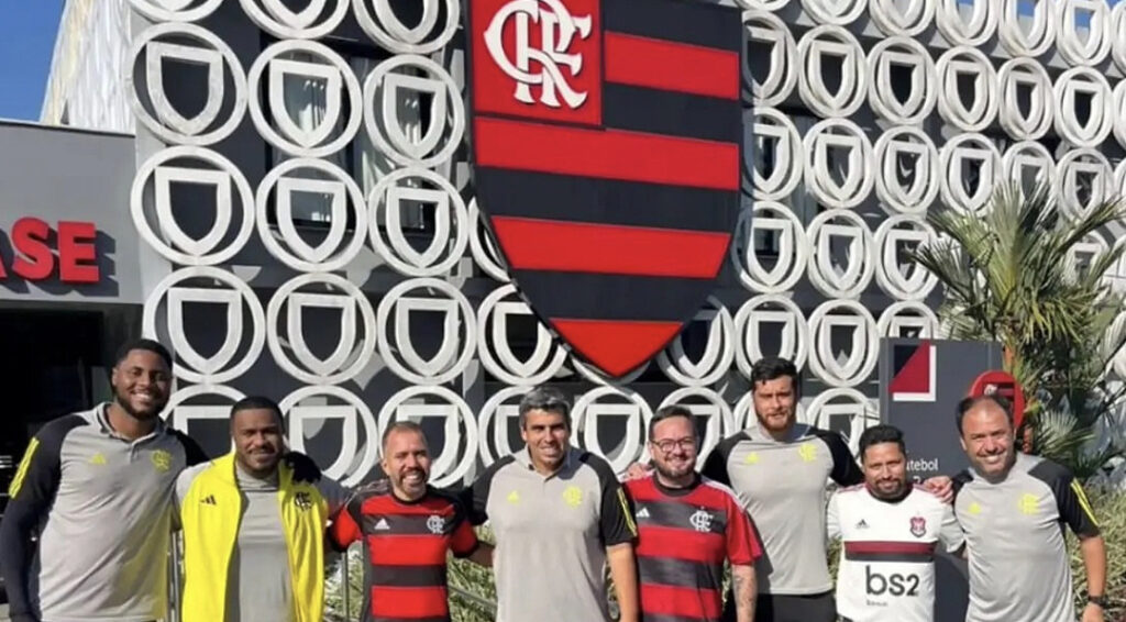Walace Graça e representantes da EstrelaFut durante visita técnica ao centro de treinamento do Flamengo, no Rio de Janeiro. A agenda integrou o processo de pesquisa e apresentação da plataforma a profissionais do futebol de base. Foto: acervo EstrelaFut.